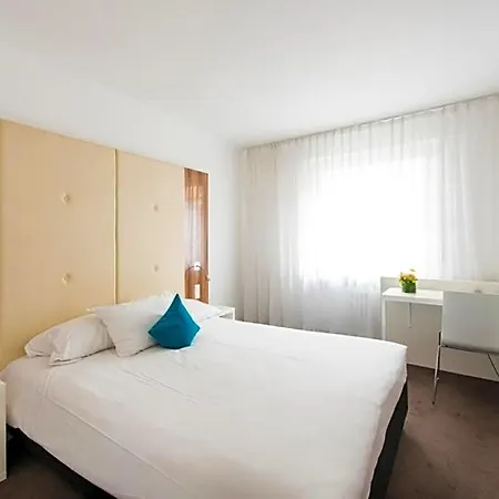 Ambassador Hotel 3*